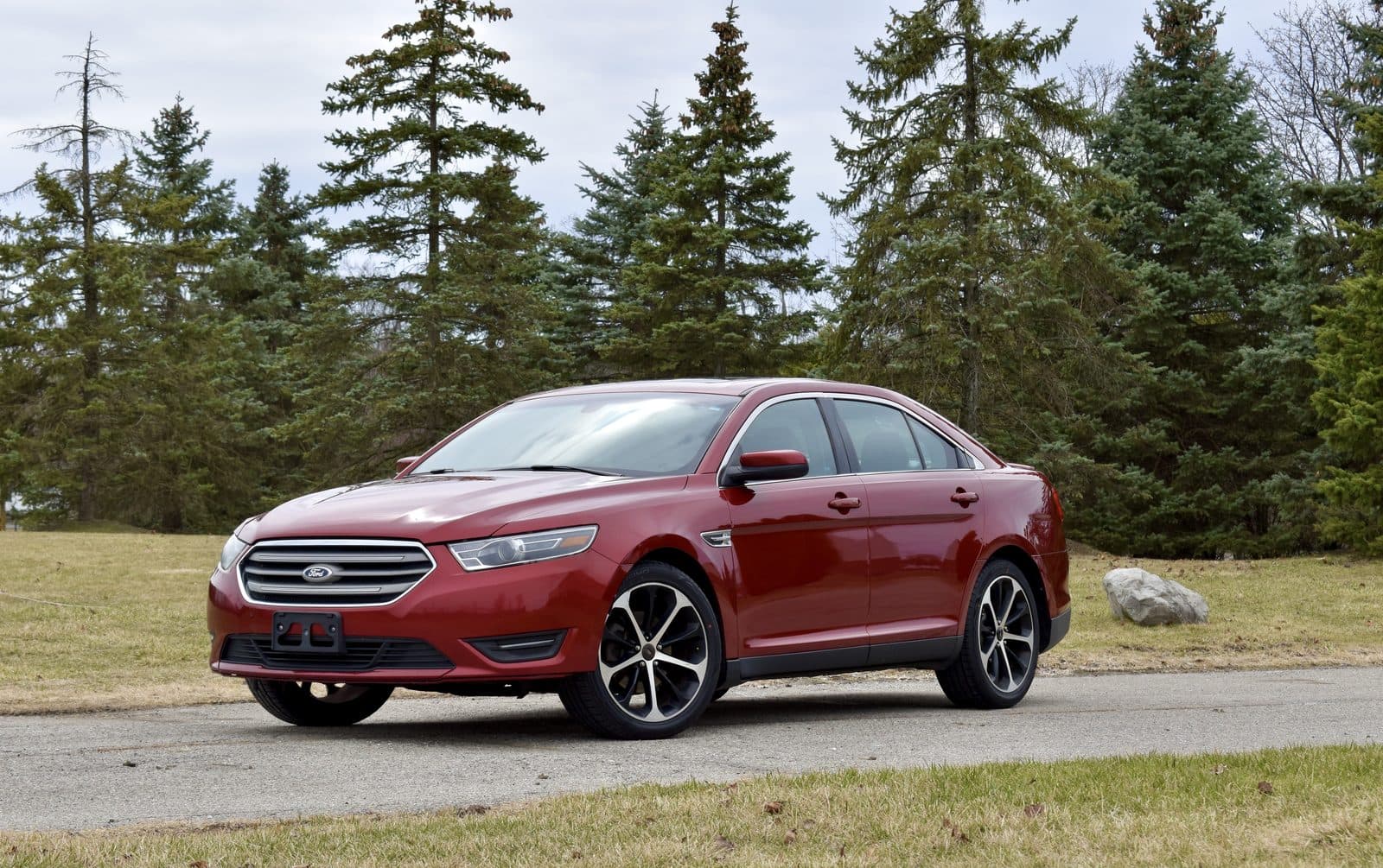Red Ford Taurus sedan rental, Detroit metro